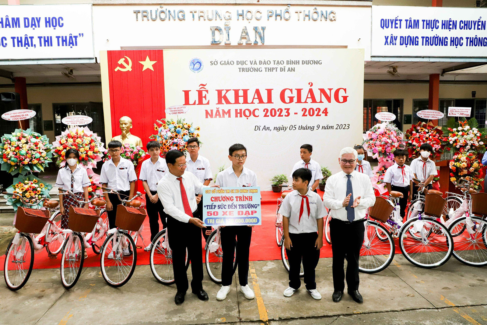 Công ty CPTMSXKD Hưng Thịnh trao tặng 50 xe đạp trong Chương trình Tiếp sức đến trường cho học Trường THPT Dĩ An - Bình Dương.